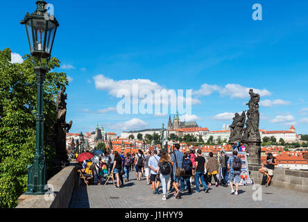 Prag. Die Karlsbrücke über die Moldau mit Blick auf die Prager Burg und die Türme der St Vitus Cathedral, Prag, Tschechische Republik Stockfoto