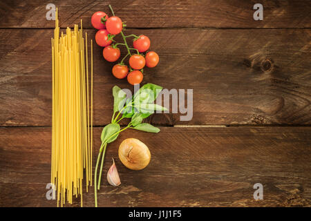 Einfache Pasta Zutaten, Spaghetti und Gemüse Stockfoto