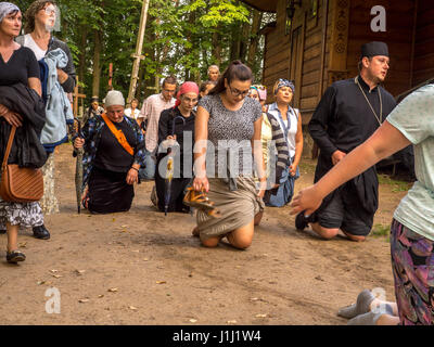 Grabarka, Polen - 14. August 2016: Pilger der orthodoxen Kirche bewegen auf Knien um die Kirche auf den Heiligen Mount des Grabarka. Stockfoto