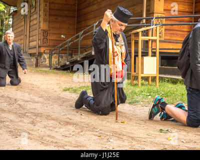 Grabarka, Polen - 14. August 2016: Pilger der orthodoxen Kirche bewegen auf Knien um die Kirche auf den Heiligen Mount des Grabarka. Stockfoto