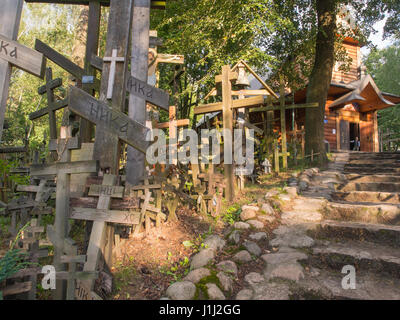 Grabarka, Polen - 14. August 2016: Holly Kreuze von Pilgern auf den Heiligen Berg Grabarka gebracht. Stockfoto