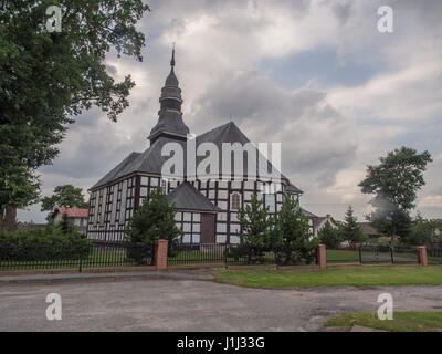 Brzezie, Polen - 28. Juli 2016: Aus Holz, historische Kirche in der Region Westpommern in Polen Stockfoto