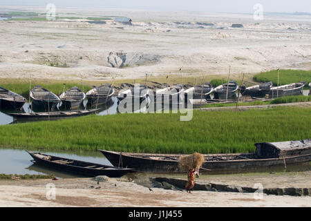 Blick auf den trockenen Bangali Fluss in Sariakandi. Bogra, Bangladesch. Stockfoto