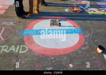 Wir sind keine Angst Pflaster Straßenkunst nach dem Westminster Terroranschlag, Trafalgar Square, London, England Stockfoto