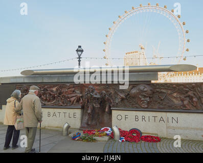 Ältere Paare vor dem Bronze die Schlacht um England Denkmal von Paul Tag, Victoria Embankment, London, England Stockfoto