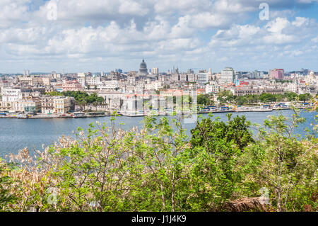 Panoramablick auf die Stadt von der anderen Seite der Bucht in Havanna, Kuba Stockfoto