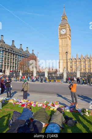 Fotografen in Parliament Square und floralen Tributues für die Opfer des Terroranschlags von Westminster, London, England Stockfoto