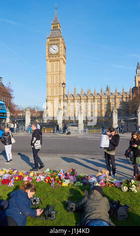 Fotografen in Parliament Square und floralen Tributues für die Opfer des Terroranschlags von Westminster, London, England Stockfoto