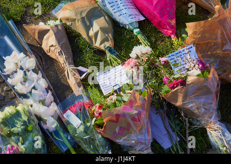 Blumen und Nachrichten für die Opfer des Westminster Terroristen angreifen, Parliament Square, London, England Stockfoto