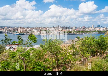 Panoramablick auf die Stadt von der anderen Seite der Bucht in Havanna, Kuba Stockfoto