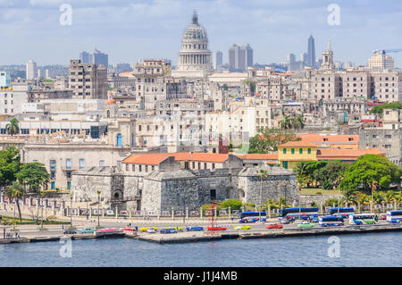 Blick auf das Stadtbild von der anderen Seite der Bucht in Havanna, Kuba Stockfoto
