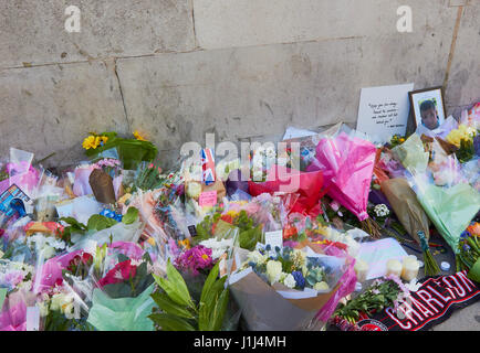 Blumen und Hommagen an PC Keith Palmer und andere Opfer des Terroranschlags von Westminster, London, England Stockfoto