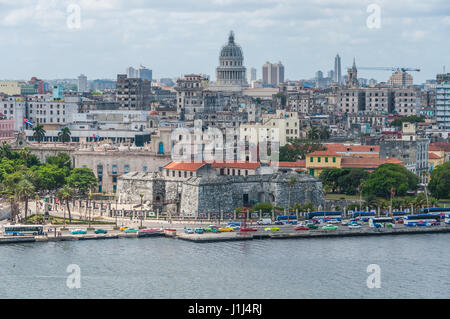 Blick vom Capitolio und der Umgebung von der anderen Seite der Bucht in Havanna, Kuba Stockfoto