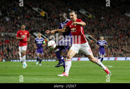 RSC Anderlecht Dennis Appiah (links) und Manchester United Zlatan Ibrahimovic Kampf um den ball Stockfoto