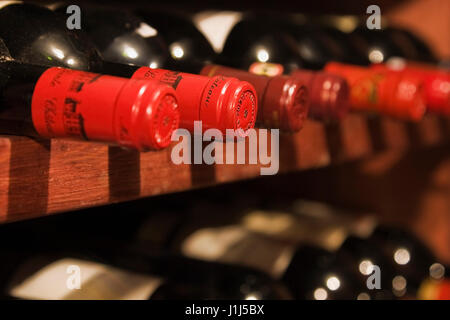 In der Nähe von Wein mit Korkgeschmack Flaschen auf einer hölzernen Wein in einem Weinkeller. Stockfoto