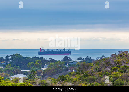 Großer Frachter in Port Phillip Bay Gewässern segeln. Mornington Peninsula, Melbourne, Australien Stockfoto