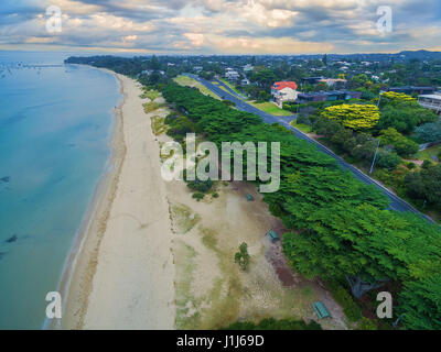 Luftaufnahme des wunderschönen Sorrent Vorort Küste mit schönen Bäumen am Morgen.  Mornington Peninsula, Melbourne, Australien Stockfoto