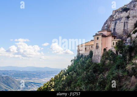 Blick auf Santa Cova Kapelle in der Nähe von Montserrat in Katalonien, Spanien Stockfoto