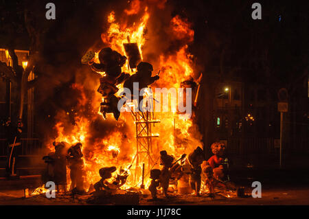 Farbiges Papier brennen Pappmaché Figuren in die Las Fallas in Valencia, Spanien Stockfoto