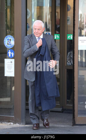 Ehemalige Rangers-Manager Walter Smith verlässt der High Court in Glasgow nach Zeugenaussage im Prozess gegen Ex-Club-Besitzer Craig Whyte. Stockfoto