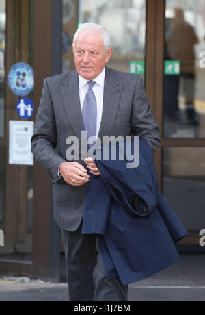 Ehemalige Rangers-Manager Walter Smith verlässt der High Court in Glasgow nach Zeugenaussage im Prozess gegen Ex-Club-Besitzer Craig Whyte. Stockfoto