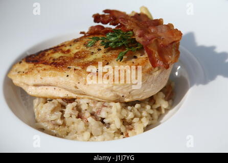 Ein Huhn und Speck serviert auf Reis Stockfoto
