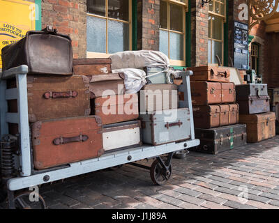 Ursprünglichen Stil Gepäck Altfällen Sheringham Bahnhof in Norfolk, Großbritannien Stockfoto