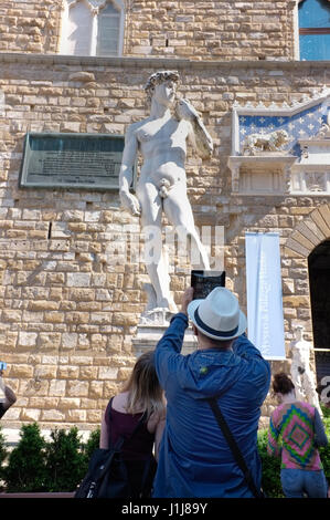 Mann fotografieren David des Michelangelo (Kopie) Stockfoto