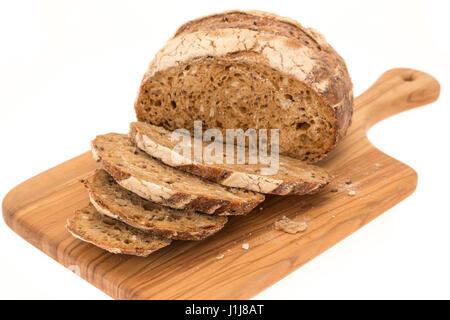 Eine geschnittene Sauerteig Brot Loaf - Studio gedreht mit einem weißen Hintergrund Stockfoto