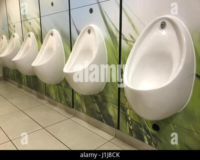 Herren-Toilette oder WC-Urinale Stockfoto