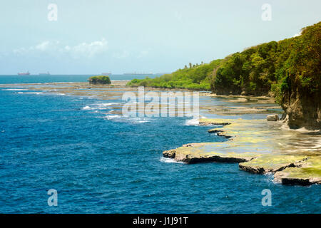 Ansicht des Panama-Kanals auf der Pazifikseite. Große Frachtschiffe warten darauf, durch den Panama-Kanal zu gehen. Stockfoto