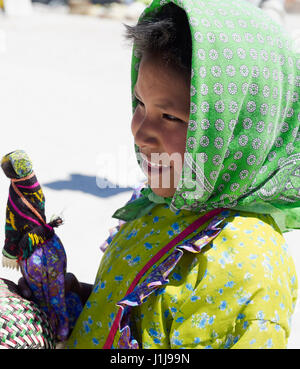 Porträt eines lächelnden Tarahumara native Mädchens. 28. April 2011 - Creel, Chihuahua, Mexiko Stockfoto