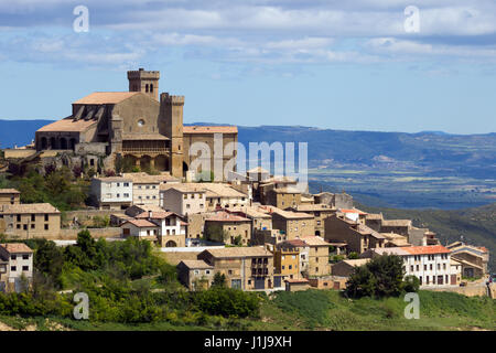 Blick auf die Stadt Ujue (Uxue auf Baskisch) Landschaft und es ist 12. Jahrhundert befestigte Kirche in Navarra, Spanien Stockfoto