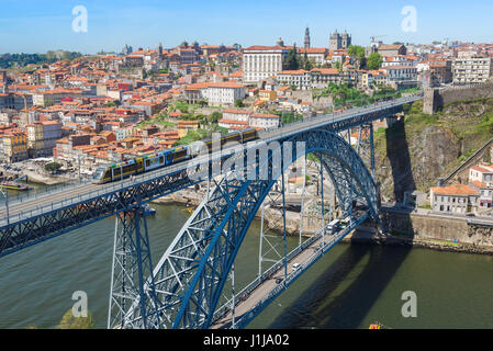 Brücke Porto Portugal, Blick auf eine U-Bahn auf der oberen Ebene der Brücke Dom Luis, die den Fluss Douro überquert, Zentrum von Porto (Porto), Portugal. Stockfoto