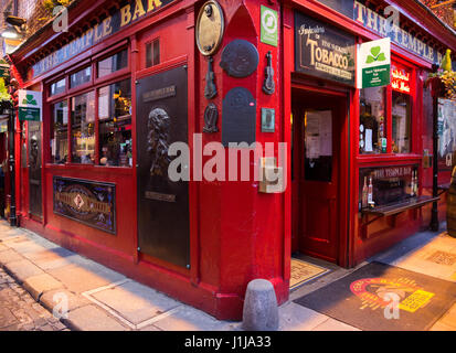 DUBLIN, Irland - 15. Februar 2014: The Temple Bar Pub. Historisches Viertel Temple Bar ist Dublins Kulturviertel mit lebendigen Nachtleben bekannt. Stockfoto