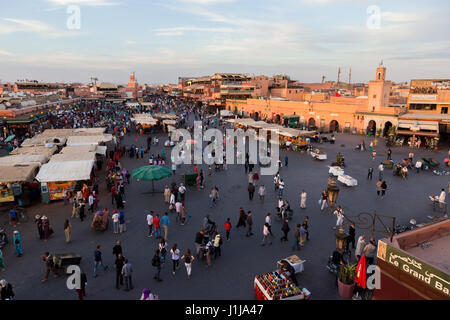 Marrakesch, Marokko - 29. April 2016: Touristen und Einheimische auf dem Djemaa el Fna Platz in Marrakesch. Stockfoto