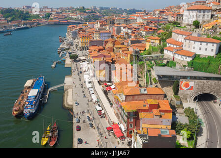 Porto Portugal Waterfront, Blick auf die historische Uferpromenade der Altstadt Ribeira am Douro Fluss im Zentrum von Porto. Stockfoto