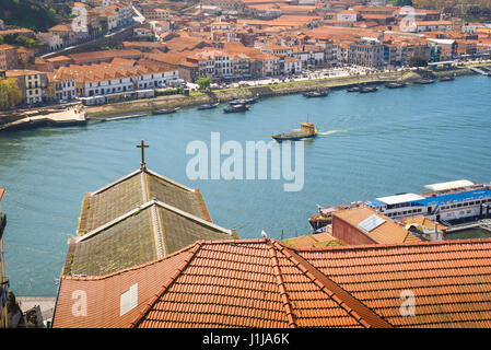 Douro River Porto, Blick über den Douro River in Porto in Richtung Gaia mit den Dächern der Ribeira im Vordergrund, Portugal, Europa Stockfoto