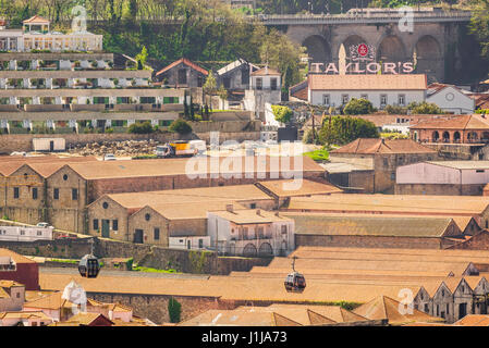 Porto Portugal Gaia, pass Seilbahnen, die die Touristen über die Dächer von Portweinhäuser gelegen in der Waterfront Gaia Bezirk von Porto, Portugal. Stockfoto