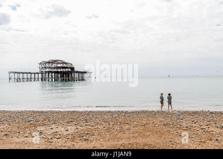 Tagesansicht von zwei Frauen über Brighton Pier nach Brand. Stockfoto