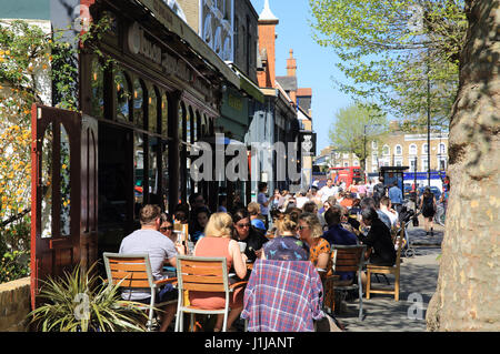 Bars und Restaurants an der Lauriston Road in Victoria Park Village, in Ost-London, E9, im Vereinigten Königreich Stockfoto