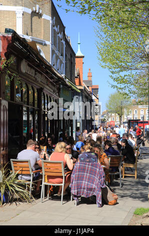 Bars und Restaurants an der Lauriston Road in Victoria Park Village, in Ost-London, E9, im Vereinigten Königreich Stockfoto