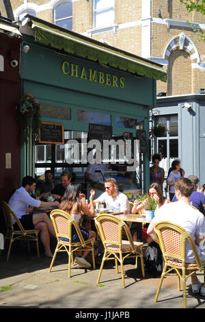 Bars und Restaurants an der Lauriston Road in Victoria Park Village, in Ost-London, E9, im Vereinigten Königreich Stockfoto