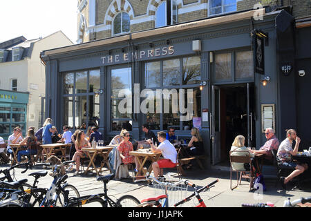 Bars und Restaurants in trendigen Lauriston Road in Victoria Village Park, East London, E9, UK Stockfoto