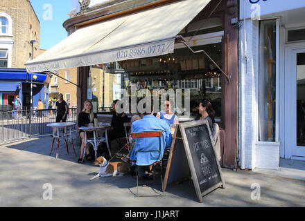 Cafe am trendigen Lauriston Road in Victoria Park Village, im Osten London E9, UK Stockfoto