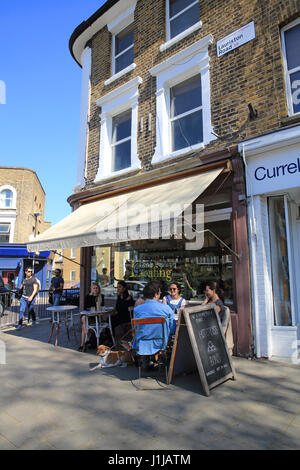 Cafe am trendigen Lauriston Road in Victoria Park Village, im Osten London E9, UK Stockfoto