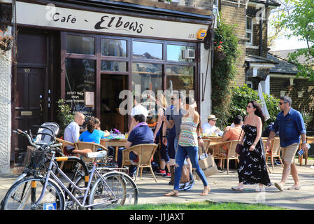 Cafe am trendigen Lauriston Road in Victoria Park Village, East London, E9, UK Stockfoto