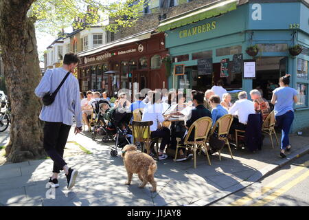 Bars und Restaurants in trendigen Lauriston Road in Victoria Village Park, East London, E9, UK Stockfoto