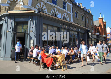 Bars und Restaurants in trendigen Lauriston Road in Victoria Village Park, East London, E9, UK Stockfoto