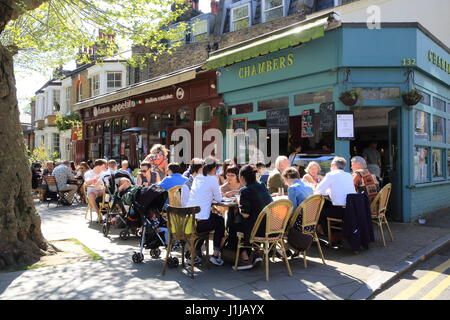 Bars und Restaurants in trendigen Lauriston Road in Victoria Village Park, East London, E9, UK Stockfoto